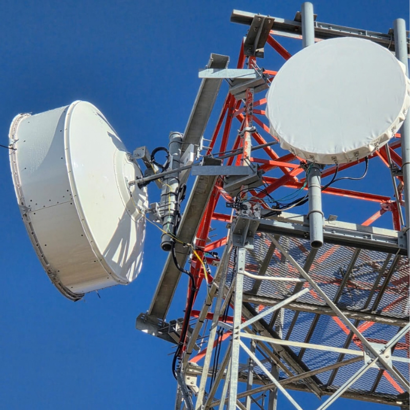 Instalación de antena parabólica para sistemas satelitales